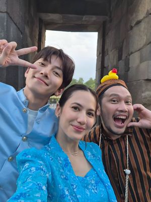 Pevita Pearce, Ji Chang Wook, ji chang wook ke indonesia, ji chang wook ke prambanan, busana ji chang wook, beskap jawa, ji chang wook pakai beskap, ji chang wook pakai batik, pevita pierce dan ji chang wook, 5 Style Ji Chang Wook di Candi Prambanan, Menawan dengan Beskap Biru, Paduan warna lembut yang elegan, Detail sederhana tapi berkelas, Kompak dengan Pevita Pearce, Disewa dari desainer lokal Nous Galeri