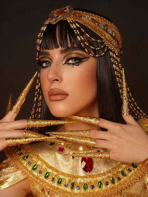 Tasya Farasya, Farra Jaidi, makeup Cleopatra, tasya farasya, tren tiktok 2025, makeup cleopatra, tren cleopatra, cleopatra makeup tiktok, tren makeup cleopatra, Tren Makeup Cleopatra Ramai di TikTok, Fokus pada Riasan Area Mata, 1. Cat eye dan simbol, 2. Fokus pada riasan di area mata, 3. Eyeliner tebal, 4. Lipstik berwarna gelap, 5. Pakai head piece