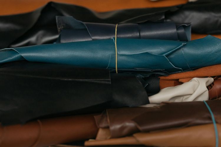 fashion, Mengenal Jenis-jenis Kulit yang Dipakai Produk Fashion, 1. Full Grain Leather, 2. Top Grain Leather, 3. Genuine Leather, 4. Synthetic/Faux Leather