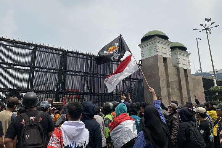 demo hari ini, demo di depan DPR hari ini, demo 25 agustus, demo mahasiswa 25 agustus, demo 25 gustus di dpr, suasana demo hari ini, seruan bubarkan dpr, Gedung DPR RI Dijaga Ketat, 1.250 Personel Disiagakan Hadapi Demo, Pengamanan humanis dan persuasif, Imbauan untuk peserta demo, Rekayasa lalu lintas dan jalur alternatif, Waspada hoaks dan provokasi demo di media sosial, Latar belakang seruan demo 25 Agustus