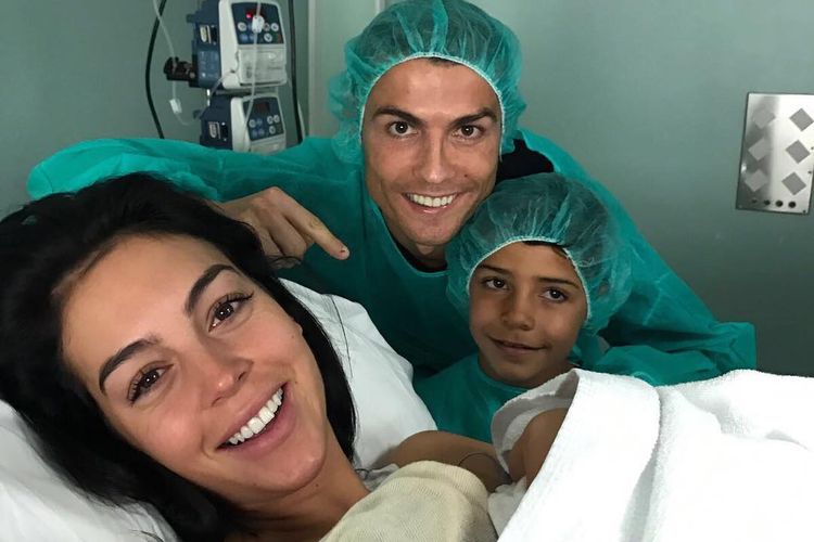 Cristiano Ronaldo, Georgina Rodriguez, lamaran Cristiano Ronaldo, kisah cinta ronaldo, kisah cinta ronaldo dan georgina, perjalanan cinta ronaldo, perjalanan cinta cristiano ronaldo, Perjalanan Cinta Cristiano Ronaldo dan Georgina Rodriguez, Cinta Pandangan Pertama di Butik Gucci