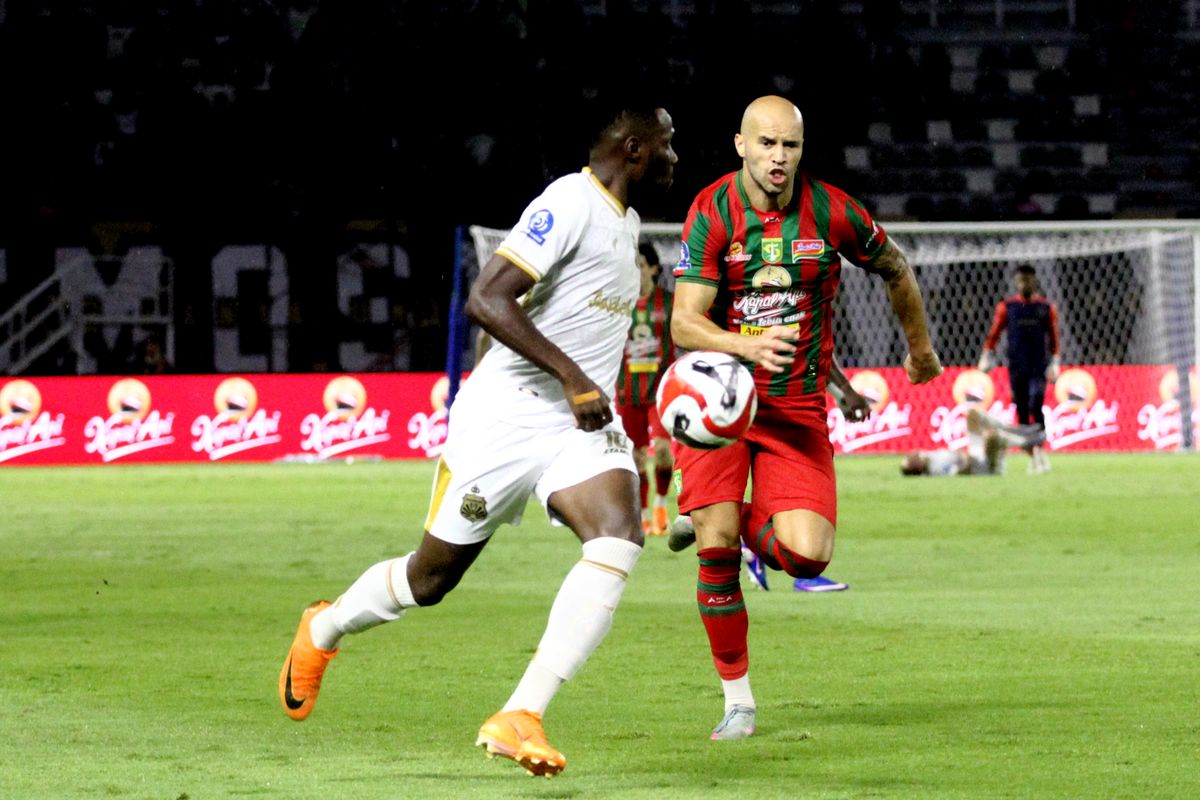 Persebaya, Bhayangkara FC, Gelora Bung Tomo, Super League, Moussa Sidibe, HT Persebaya vs Bhayangkara FC 0-2: Doumbia dan Sidibe Menggila