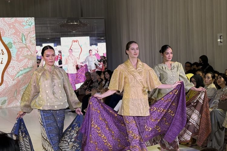 Sekar Setaman, Danar Hadi, batik, perempuan Indonesia, Makna Sekar Setaman, Danar Hadi Hadirkan Potret Perempuan Indonesia, Mencerminkan Perempuan Indonesia, Awal Tahun, Simbol Mekarnya Semangat Baru, Makna Bunga sebagai Bahasa Koleksi, Representasi Perempuan Indonesia Masa Kini