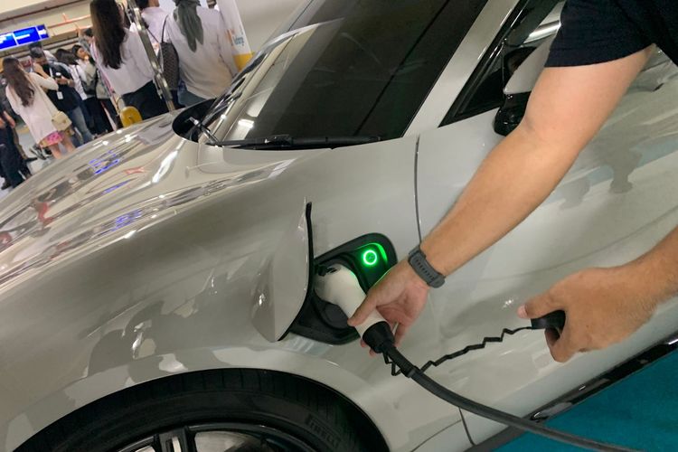 mobil listrik, Charging Station, Kendaraan Bermotor Listrik Berbasis Baterai (KBLBB), Stasiun Pengisian Kendaraan Listrik Umum (SPKLU), Casion, Voltron, Komparasi Biaya Charging Station untuk Mobil Listrik