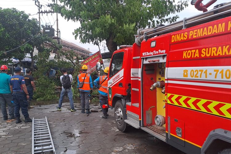 angin kencang, cuaca ekstrem, hujan angin, hujan lebat, hujan badai, cuaca solo, cuaca solo hari ini, Ditinggal Libur 3 Hari, Waljyah Kaget Warungnya yang 30 Tahun Berdiri di Masjid Agung Solo Hancur Diterjang Hujan Badai, Dapat Kabar Warung Hancur Via Telepon, 30 Tahun Mengais Rezeki di Kompleks Masjid Agung, Pasrah, Tapi Tak Menyerah, Evakuasi dan Dampak Kerusakan akibat Hujan Badai di Solo