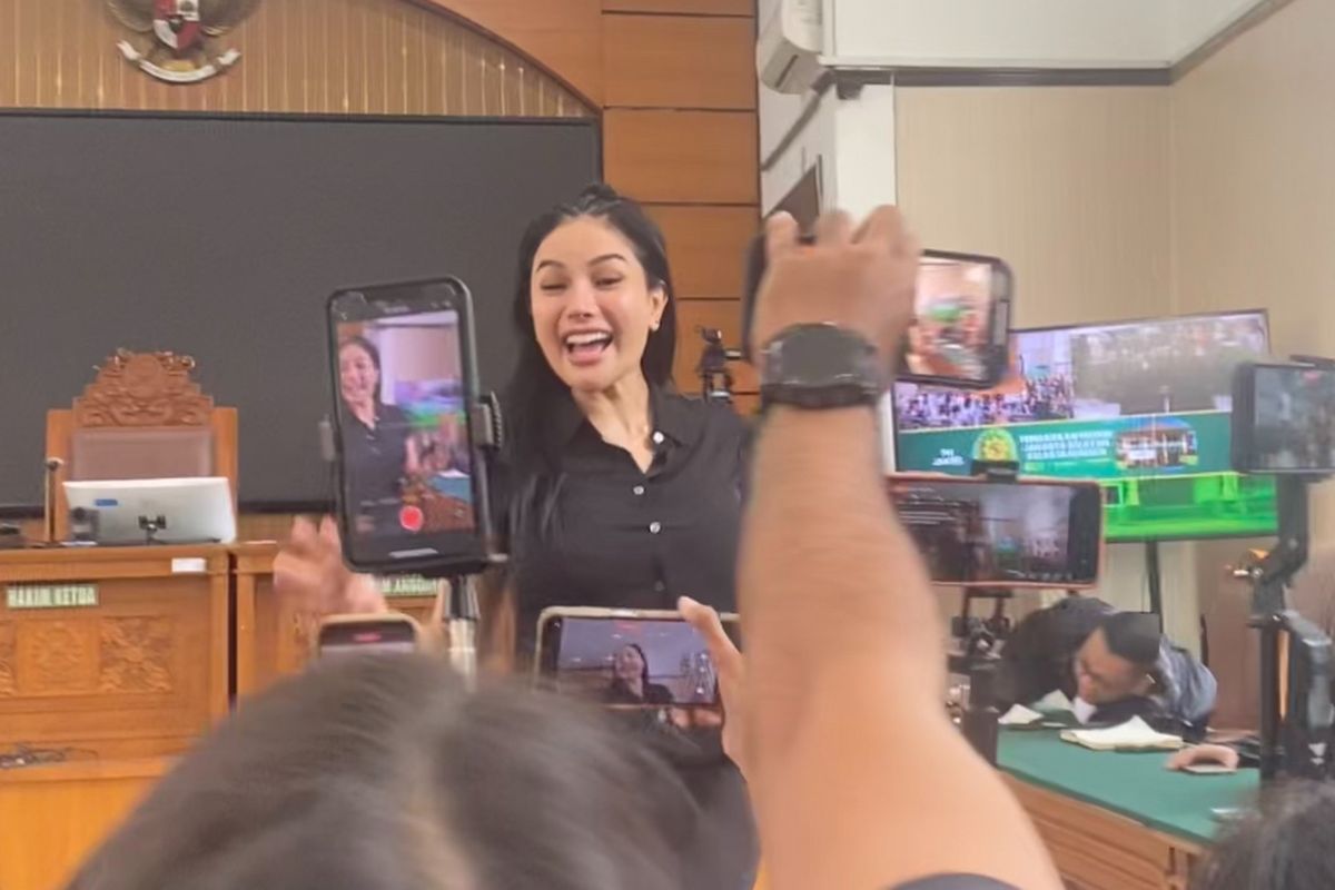 Nikita Mirzani, Kasus Nikita Mirzani, Kasus nikita mirani dan reza gladys, nikita mirzani divonis empat tahun, nikita mirzani divonis empat tahun penjara, Nikita Mirzani Divonis 4 Tahun Penjara dan Denda Rp 1 M, Ini Perjalanan Kasusnya, Harapan Nikita untuk Dibebaskan, Tuntutan Jaksa dan Pasal yang Dikenakan, Kronologi Kasus Nikita Mirzani, dari Media Sosial ke Meja Hijau, Vonis Lebih Ringan, tapi Belum Final