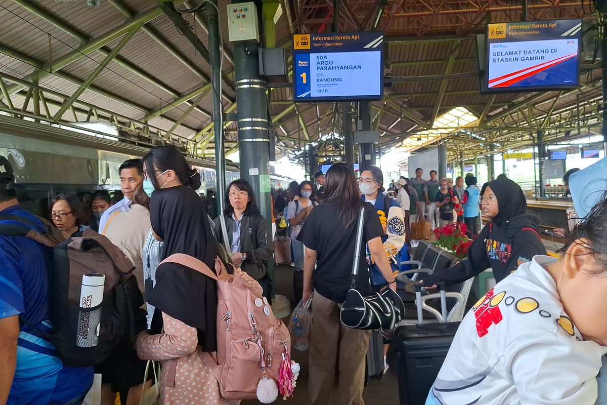 Nataru, arus mudik, 24 Desember, rekayasa lalu lintas, Prediksi Puncak Arus Mudik Nataru 2025, Polri Kerahkan 146.701 Personel dan Rekayasa Lalu Lintas, Posko Pengamanan dan Layanan Terpadu Siap Dikerahkan, Pergerakan Masyarakat Diprediksi Meningkat Signifikan, Prediksi Puncak Arus Mudik dan Balik Nataru 2025, Layanan Pengaduan 110 Siap Dukung Keamanan Masyarakat