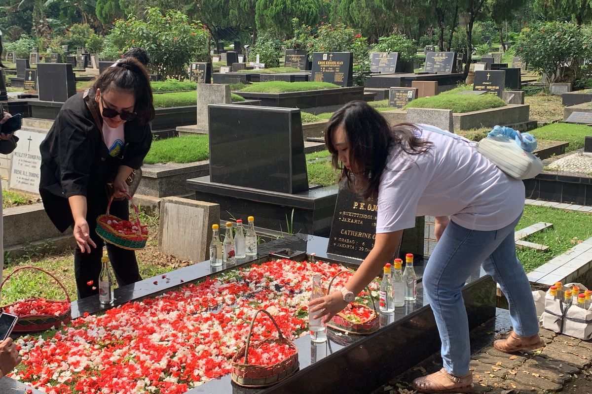 ziarah, Ziarah Kubur, hukum ziarah kubur, Mengapa Muslim Dianjurkan Ziarah Kubur? Ini Manfaatnya untuk Melembutkan Hati, Pengertian Ziarah Kubur, Perubahan Hukum, dari Larangan Menjadi Anjuran, Hukum Ziarah Kubur bagi Wanita, 5 Manfaat Spiritual Ziarah Kubur