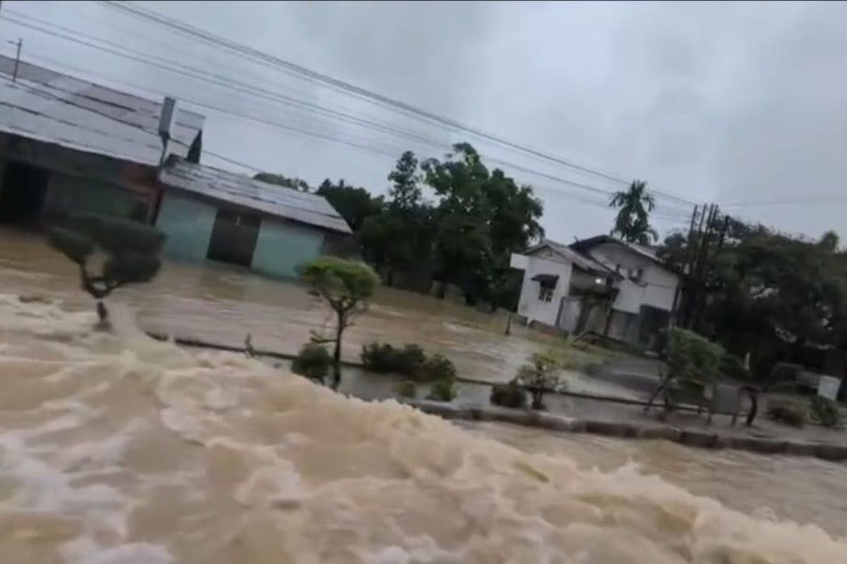 Aceh, BMKG, Siklon Tropis Senyar, Selat Malaka, cuaca buruk, Aceh banjir, banjir di aceh, cuaca ekstream, Bibit Siklon 95B, siklon tropis senyar, Aceh Siaga Siklon Tropis Senyar, BMKG Prediksi Hujan Ekstrem 2–3 Hari ke Depan, Siklon Bergerak Menuju Daratan Aceh, Wilayah Terdampak Cuaca Ekstrem, Gelombang Tinggi Mengancam Pelayaran, Fenomena Langka di Selat Malaka, BMKG Minta Masyarakat Tetap Tenang dan Waspada