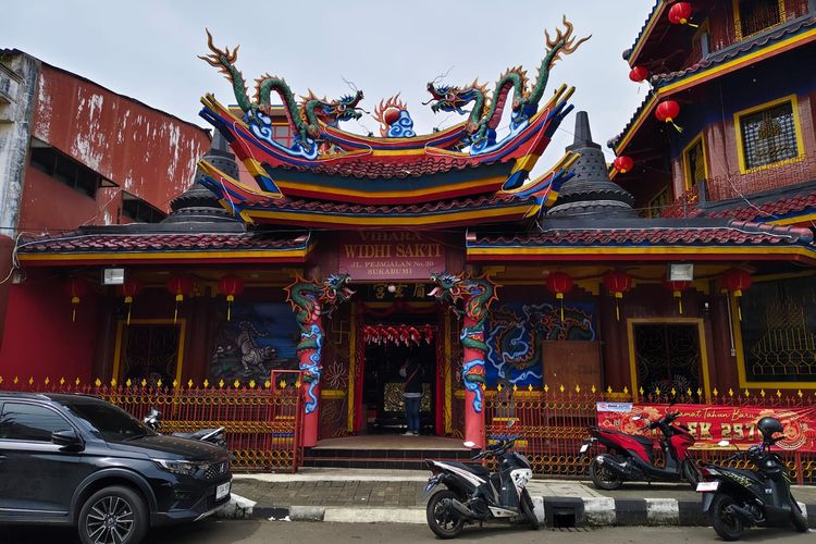 Sukabumi, Sehari di Sukabumi: Wisata Kuliner, Heritage, hingga Ngopi Santai, 1. Sarapan di Bubur Ayam Pengkolan, 2. Ngopi di Kedai Kopi Ncek Joe Tie 1953, 3. Menikmati Suasana Heritage di Vihara Widhi Sakti, 4. Makan Siang di Rumah Makan Ibu Bunut, 5. Berburu Oleh-oleh di Mochi A Yani , 6. Bersantai Sore di Svarga Samsara