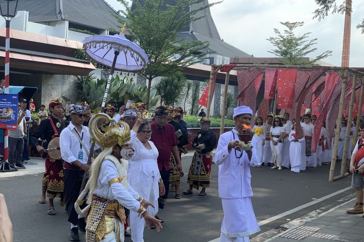 Melukat di TMII, BERITA FOTO: Ritual Melukat Bali di Taman Mini Indonesia Indah Jakarta