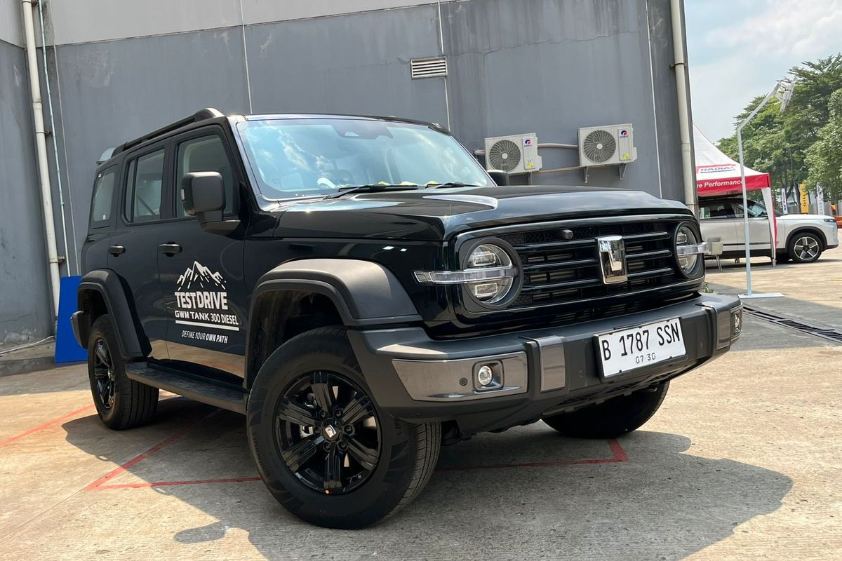 Mitsubishi Pajero Sport, GWM Tank 300 Diesel, SUV ladder-frame, performa off-road, Perbandingan GWM Tank 300 Diesel dan Pajero Sport; Adu Spesifikasi!, GWM Tank 300 Diesel: Pesaing Baru di Kancah SUV Ladder-Frame, Mesin dan Performa yang Menarik, Kapabilitas Off-Road yang Mengesankan, Fitur dan Kenyamanan Interior, Harga dan Garansi Menarik