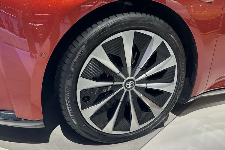 Toyota, Sedan listrik, mobil listrik, Melihat Langsung Sedan Listrik Toyota bZ7 di Beijing Auto Show 2026