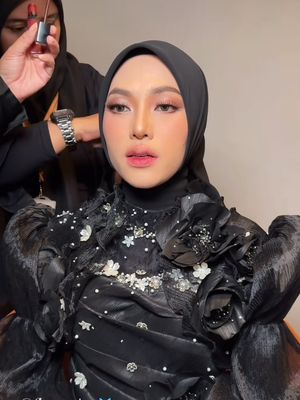 Feby Putri, resepsi feby putri, feby putri menikah di tangerang, feby putri dan adam febrian, resepsi feby putri dan adam febrian, calathea wedding venue, wedding nuansa monokrom, 9 Style Resepsi Feby Putri dan Adam Febrian di Tangerang, Nuansa Monokrom, 1. Makeup fresh look oleh Ikawati Fitria, 2. Hijab hitam simpel dan anggun, 3. Gaun hitam rancangan Anarav Label, 4. Detail floral 3D dan kristal berkilau, 5. Veil tipis berhias detail daun, 6. Alas kaki boots, 7. Tuxedo klasik Adam Febrian, 8. Detail boutonniere putih, 9. Kontras dengan dress code tamu