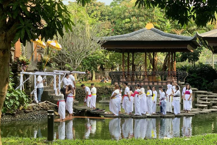 Melukat di TMII, BERITA FOTO: Ritual Melukat Bali di Taman Mini Indonesia Indah Jakarta