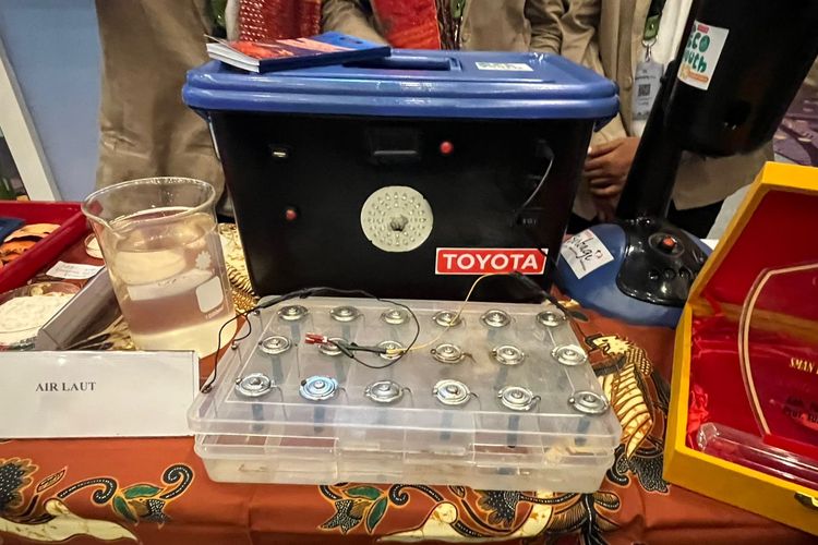 Toyota Eco Youth, Energi ramah lingkungan, inovasi siswa SMA, limbah cangkang kepiting, Inovasi Energi Ramah Lingkungan dari Limbah Kepiting, Inovasi Cerdas Meraih Penghargaan, Permasalahan Energi di Kalangan Nelayan, Proses Pengolahan Limbah Menjadi Energi, Dampak Positif dari Inovasi