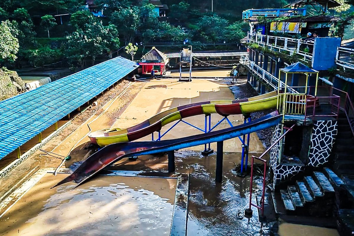 Banjir bandang, Desa Mukapayung, banjir bandang, banjir bandang bandung barat, banjir bandang jawa barat, Korban Banjir Bandang Bandung Barat: Tolong Jangan Semua Lahan Hutan Dilepas Jadi Pertanian