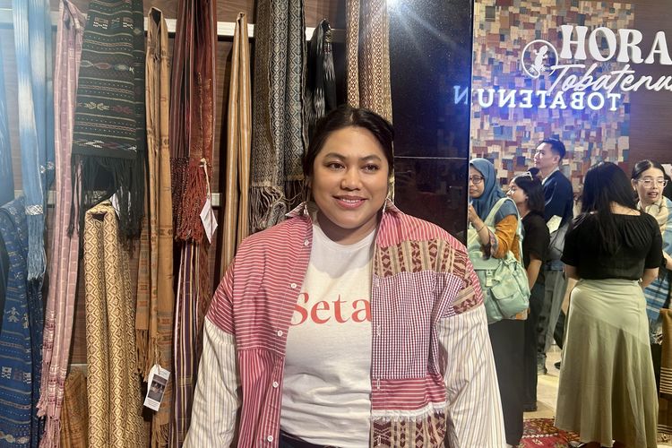 tenun Batak, TobaTenun, Tenun Batak, Tobatenun, melestarikan tenun batak, peran perempuan di balik tenun batak, Toba Tenun Gaungkan Peran Perempuan dalam Melestarikan Tenun Batak, Simbol feminitas dalam tenun Batak, Perempuan di balik tenun Batak, Bangun ekosistem penenun yang didominasi perempuan, Melestarikan dan merevitalisasi tenun lawas 