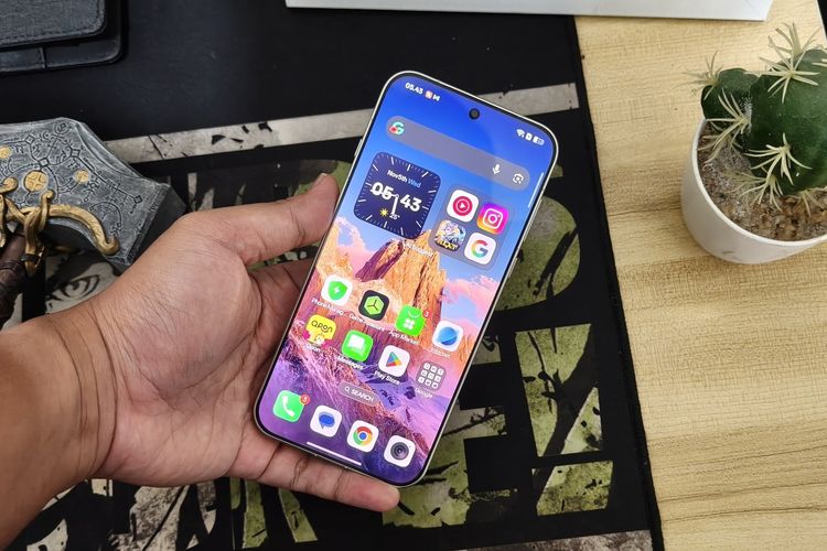 Find X9 Pro, Oppo, Oppo Find X9 Pro, Indonesia, Spesifikasi Oppo Find X9 Pro, harga oppo find x9 pro, Oppo Find X9 Pro resmi indonesia, Oppo Find X9 Pro indonesia, Menggenggam Oppo Find X9 Pro Versi Indonesia, Layar Lega, Modul Kamera Berbeda