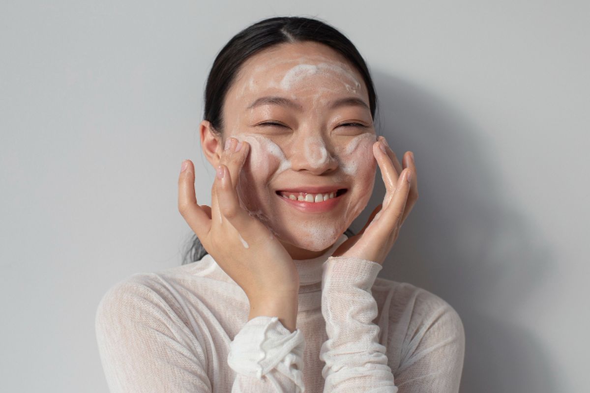 Komedo, komedo putih, cara menghilangkan komedo, Cara Menghilangkan Komedo Putih dengan Aman Menurut Dokter, Hindari memencet komedo agar tidak memperparah kondisi kulit, Gunakan kandungan skincare yang tepat untuk membersihkan pori, Rutin membersihkan dan eksfoliasi kulit secara lembut, Kontrol produksi minyak dengan kandungan niacinamide, Konsisten dengan perawatan untuk mencegah komedo kembali