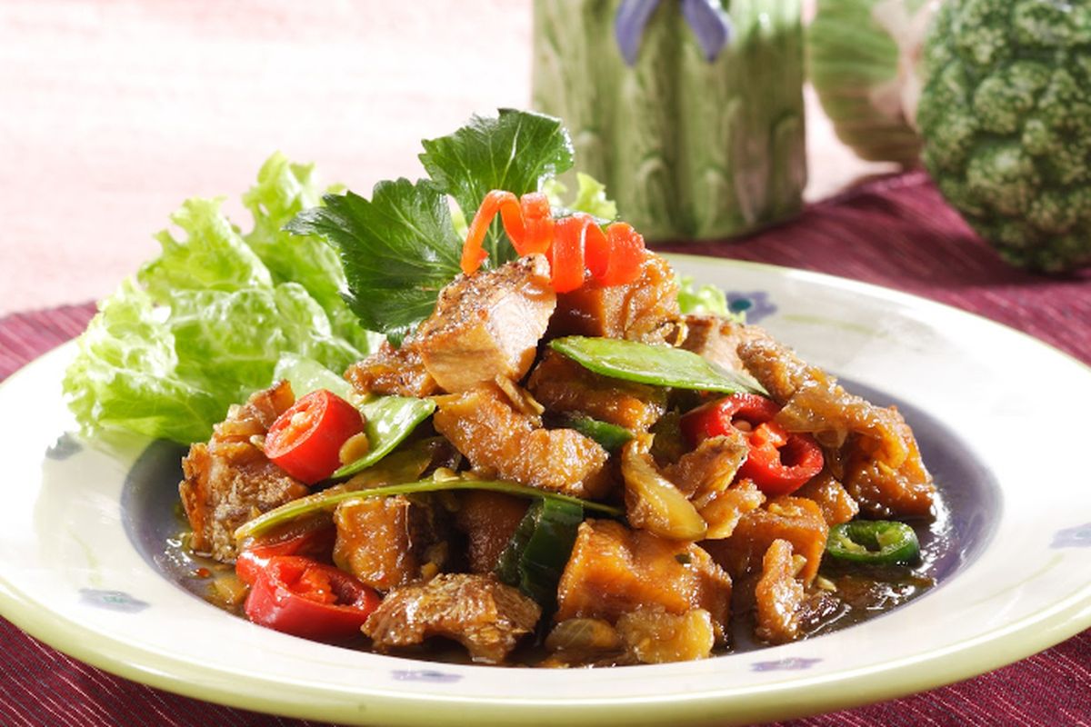 cara masak ikan asin, cara masak ikan asin biar tidak asin, ikan asin tidak terlalu asin, tips memasak ikan asin, resep ikan asin, Trik Masak Ikan Asin, Tak Terlalu Asin dan Tetap Gurih, Cukup 1 Langkah, 1. Pilih Ikan Asin yang Segar, 2. Cuci Ikan Asin dengan Benar, 3. Rendam Ikan Asin dalam Air Panas, 4. Lumuri dengan Air Jeruk Nipis untuk Hilangkan Bau Amis, 5. Tiriskan Ikan Asin dengan Benar, 6. Lapisi Tepung Tipis untuk Hasil Lebih Renyah, 7. Goreng dengan Minyak Banyak dan Panas Stabil, 8. Tiriskan dengan Baik Setelah Digoreng