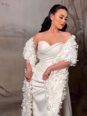 Kenny Austin, Amanda Manopo, Hian Tjen, Amanda manopo dan kenny austin, pernikahan Amanda Manopo dan Kenny Austin, style pernikahan amanda manopo, resepsi amanda manopo, 7 Style Resepsi Amanda Manopo dan Kenny Austin, Serasi dan Menawan, 1. Gaun pengantin klasik rancangan Hian Tjen, 2. Cape bunga tiga dimensi, 3. Bouquet bunga merah marun yang kontras, 4. Rambut bergelombang lembut saat resepsi, 5. Makeup flawless oleh Bennu Sorumba, 6. Perhiasan minimalis bernuansa timeless, 7. Kenny Austin dalam tuxedo hitam klasik