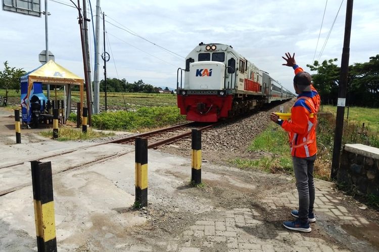 Arsenal, tertabrak kereta, perlintasan sebidang, perlintasan kereta, Palang Pintu Perlintasan, Belajar dari Insiden Alex Manninger Eks Kiper Arsenal Kecelakaan KA