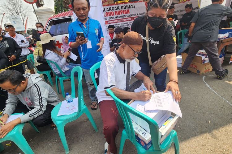 Pati, Sudewo, demo pati, sudewo bupati pati, sudewo kpk, Sudewo diduga terlibat kasus proyek DJKA, demo pati 25 agustus, warga pati kirim surat massal ke kpk, warga pati kirim surat ke kpk, Antre di Kantor Pos, Warga Pati Bayar Rp14.000 untuk Kirim Surat ke KPK, Desak Sudewo Jadi Tersangka