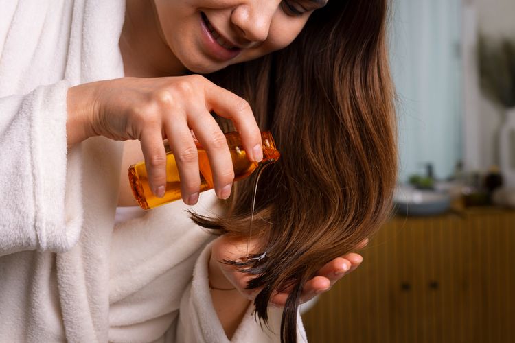 hair oil, hair balm, hair balm untuk apa, perbedaan hair oil dan hair balm, fungsi hair oil, fungsi hair balm, hair oil dipakai kapan, Perbedaan Hair Oil dan Hair Balm, Mana yang Tepat untuk Rambut?