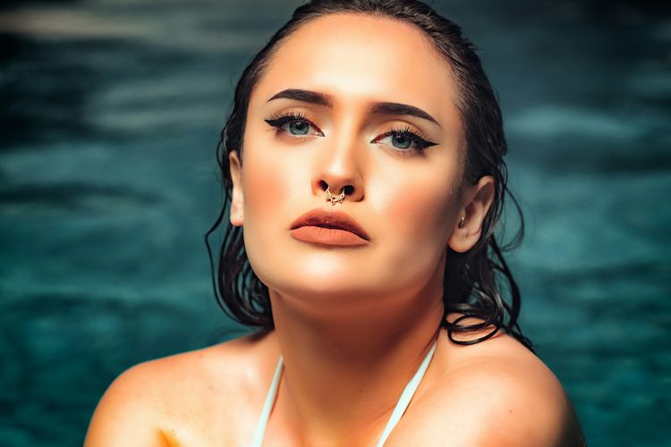 tindik hidung, membersihkan tindik hidung, Waspada Infeksi, Begini Cara Membersihkan Tindik Hidung, Risiko menindik hidung, Berapa lama tindik hidung sembuh?, Cara membersihkan tindik hidung, Bagaimana jika muncul benjolan di area tindik?