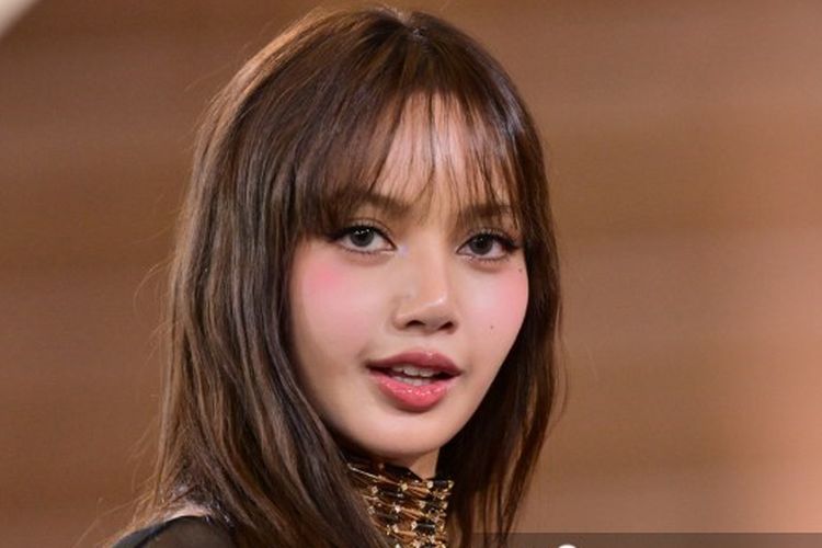 Lisa BLACKPINK Tampil Edgy di Red Carpet Golden Globes, Intip Gayanya!