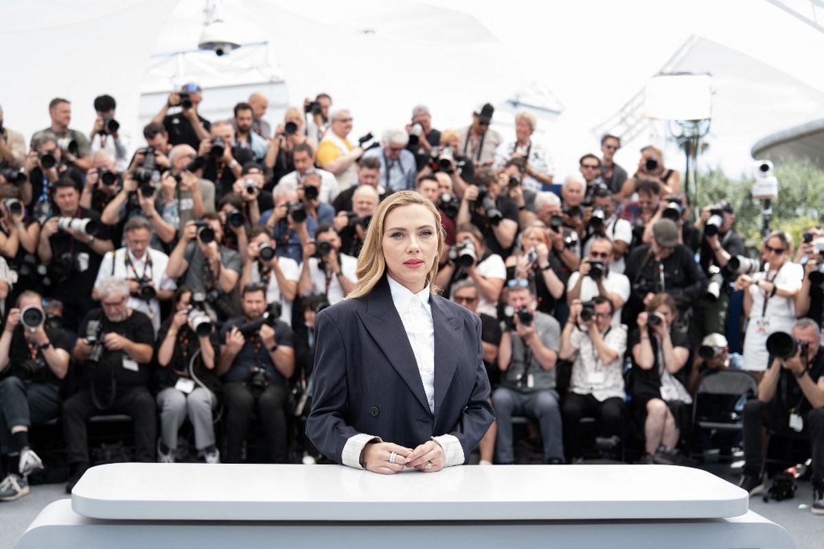 Scarlett Johansson, Jurassic World Rebirth, gaya Scarlett Johansson, Gaya Scarlett Johansson, gaya scarlett johansson, fashion scarlett johansson, scarlett johansson fashion style, scarlett johansson film, Gaya Scarlett Johansson Saat Premiere Jurassic World Rebirth, Pakai Gaun Motif Reptil