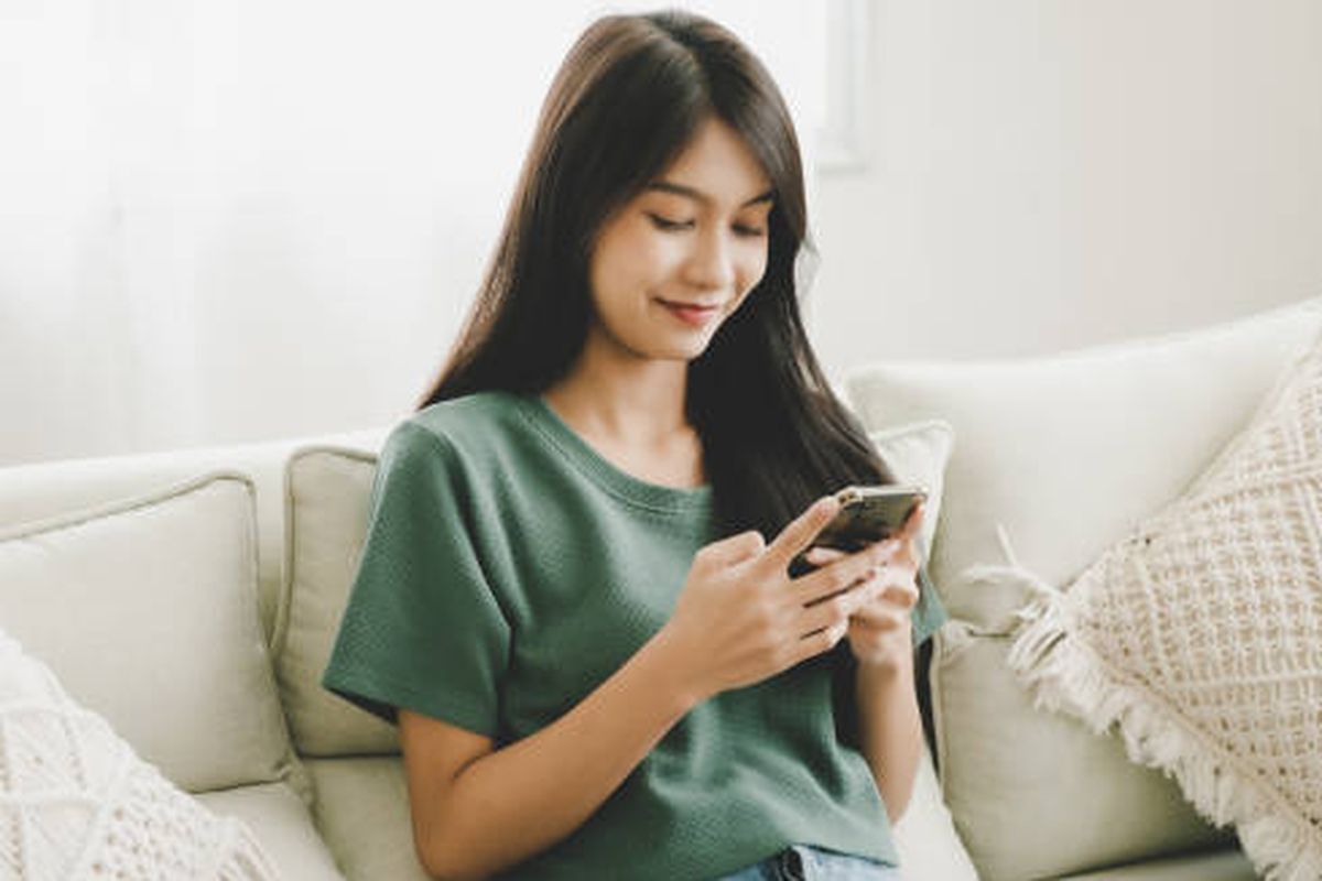 Bagaimana cara menghilangkan sakit kepala karena HP, Kenapa main HP pusing, cara mengatasi pusing akibat main HP, pusing karena main HP, Apakah main HP bisa menyebabkan sakit kepala, Kenapa Main HP Lama Bisa Bikin Kepala Pusing? Begini Penjelasannya