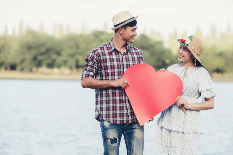 love language, bahasa cinta, Cara Orang Mengekspresikan Cinta Berbeda-beda, Apa Love Language Anda?, 1. Words of Affirmation (Kata-kata Penegasan), 2. Quality Time (Waktu Berkualitas), 3. Physical Touch (Sentuhan Fisik), 4. Acts of Service (Tindakan Nyata), 5. Receiving Gifts (Menerima Hadiah)