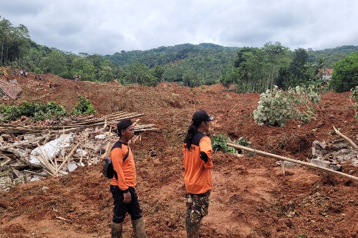 BMKG, tanah longsor, Cilacap, penyebab tanah longsor, tanah longsor di Cibeunying, operasi pencarian korban, faktor penyebab tanah longsor di Cilacap, BMKG Beberkan Faktor Pemicu Tanah Longsor di Cilacap: Hujan Berhari-hari hingga Kondisi Atmosfer Basah, Hujan berhari-hari jenuhkan tanah, Kondisi atmosfer mendukung pembentukan awan hujan tebal, Udara sangat basah di berbagai lapisan, Dukungan operasi modifikasi cuaca untuk penanganan darurat, BMKG kawal proses evakuasi di lapangan