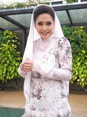 Maia Estianty Tampil Anggun di Pengajian 7 Bulan Kehamilan Alyssa, Intip Detailnya, Rancangan Ivan Gunawan dengan proses dadakan, Detail floral, Riasan natural dan glowing, Tatanan rambut berkelas