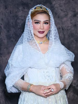 Deretan Gaun yang Serba Senada Sarifah Suraidah Istri Gubernur Kaltim, 1. Abaya hijau emerald dengan detail etnik, 2. Gaun ungu pastel, 3. Gaun nuansa emas, 4. Gaun putih transparan berlapis, 5. Setelan ungu kotak-kotak