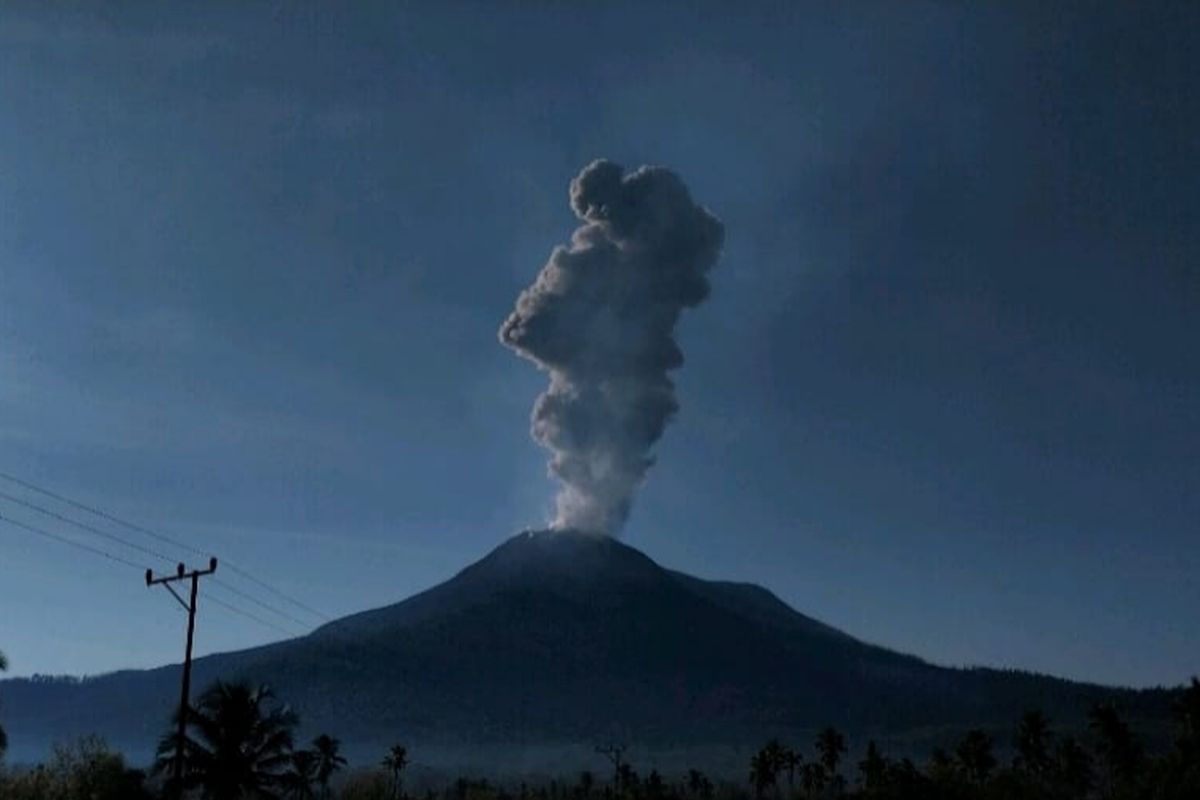 gunung meletus, gunung meletus hari ini, gunung lewolebi laki-laki meletus, gunung lewotobi, Gunung Lewotobi, Gunung Meletus Hari Ini: Lewotobi Laki-laki Erupsi Dahsyat, Kolom Abu Capai 3 Km