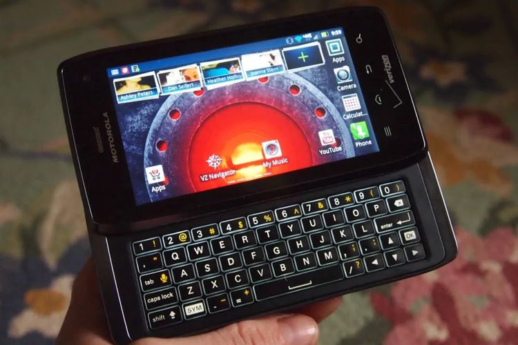 ponsel android, fisik, virtual, swipe, tombol navigasi, capacitive, Evolusi Tombol Navigasi di HP Android, dari Fisik hingga Gestur, Tombol fisik di era awal Android, Peralihan ke tombol kapasitif, Tombol Menu dan Search mulai dihapus, Alih fungsi tombol Home, Navigasi virtual hadir di Android 4.0, Tombol Back pindah ke kiri, “Pill Button” di Android 9 Pie, Gestur penuh di Android 10, Masa depan Navigasi Android
