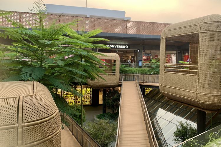 Jakarta Premium Outlets, Alam Sutera, alam sutera, mal di tangerang, 5 Spot Aesthetic buat Hunting Konten di Jakarta Premium Outlets, 1. Area lobi, 2. Pinggir kolam, 3. Jembatan dan balai kayu, 4. Rooftop, 5. Air terjun dinding