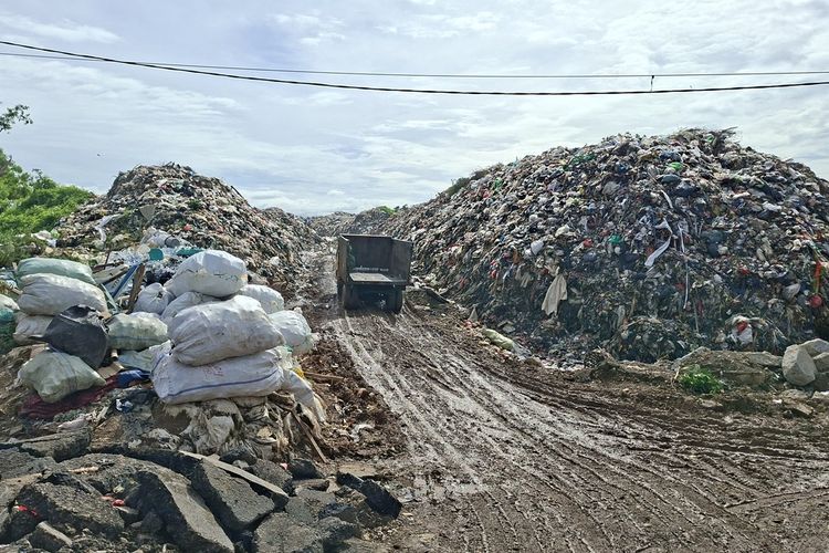 Pemkot Bengkulu, TPA Air Sebakul, TPA Air Sebakul Bengkulu, Aksi Protes Sopir Truk Sampah Buang Muatan di Kantor Wali Kota, Pemkot Bengkulu Tempuh Jalur Hukum, Mengapa Pemkot Bengkulu menempuh jalur hukum?, Apa latar belakang aksi buang sampah ke kantor pemerintah?, Bagaimana dampak jalan rusak terhadap pengemudi sampah?, Apa respons Wali Kota Bengkulu atas aksi tersebut?