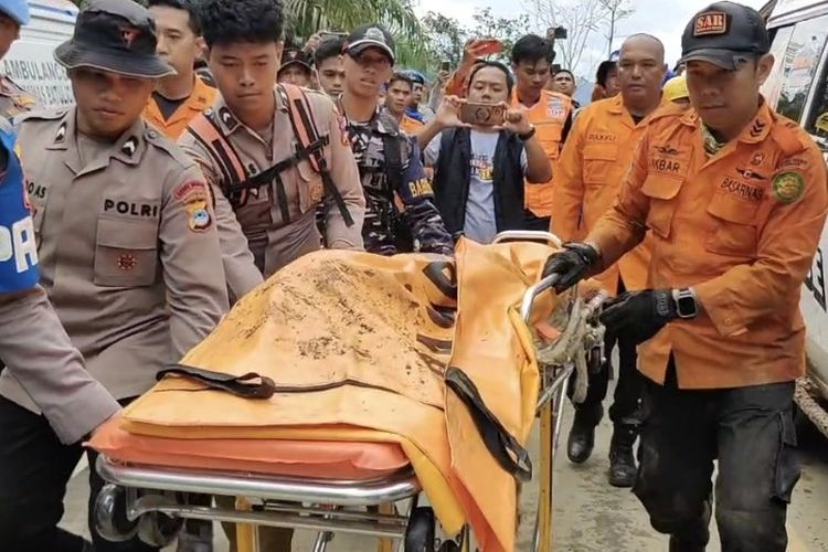 korban helikopter Kalsel, helikopter jatuh Tanah Bumbu, evakuasi helikopter kecelakaan, DVI Polda Kalsel, identifikasi jenazah helikopter, Basarnas evakuasi korban, kecelakaan udara Kalimantan Selatan, helikopter terbakar Mentewe, 8 Korban Helikopter Jatuh di Tanah Bumbu Tiba di DVI Polda Kalsel, Proses Identifikasi Dimulai