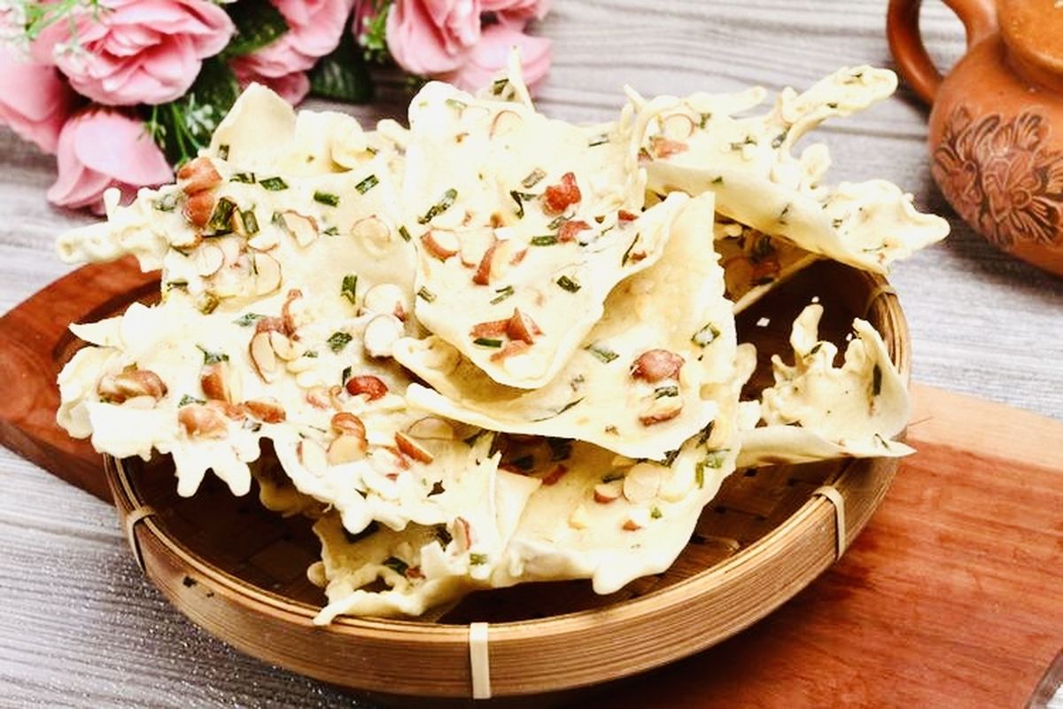 Cemilan, rempeyek, resep, Rahasia Resep Rempeyek Kacang Supaya Renyah dan Tahan Lama, Rahasianya di adonannya , Bahan-bahan utama, Bahan dasar, Bumbu halus dan rempah, Langkah-langkah pembuatan, 2. Mencampur adonan, Tips rahasia agar rempeyek tahan lama