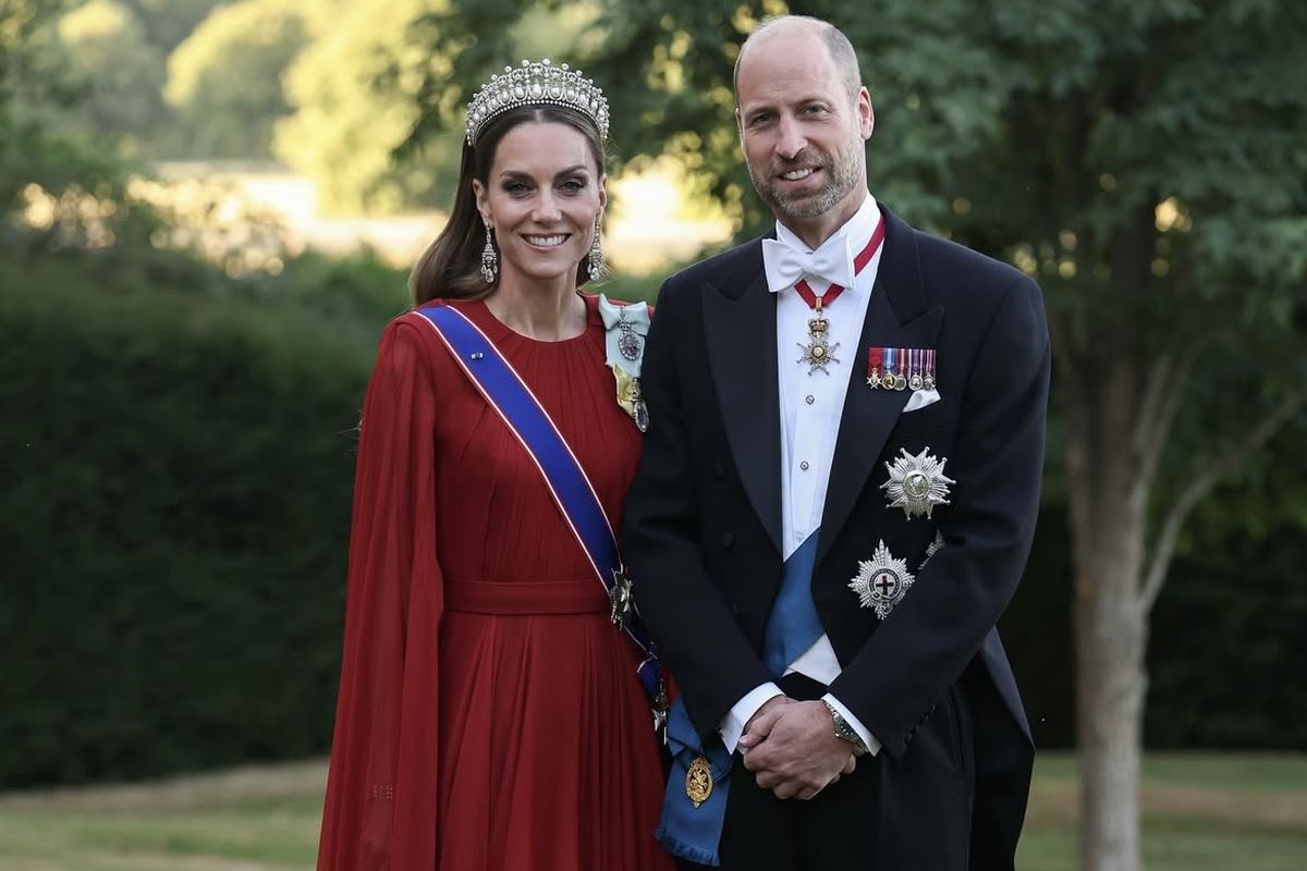 Kate Middleton, gaya berpakaian Kate Middleton, kunjungan presiden prancis ke inggris, kate middleton pakai tiara putri diana, tiara princess diana, Kate Middleton Tampil Anggun dengan Tiara Favorit Putri Diana dan Gaun Merah