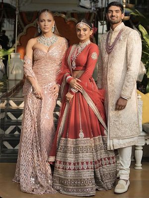 Jennifer Lopez, saree india, penampilan jennifer lopez, jennifer lopez india, Jennifer Lopez Tuai Kritik saat Pakai Saree di Pernikahan Miliarder India