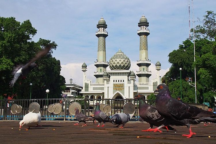 Malang, 6 Tempat Ngabuburit Seru di Malang Saat Ramadhan, 1. Alun-Alun Kota Malang, 2. Masjid Agung Jami Malang, 3. Hutan Kota Malabar, 4. Pasar Takjil Sawojajar, 5. Kayutangan Heritage, 6. Taman Trunojoyo Malang