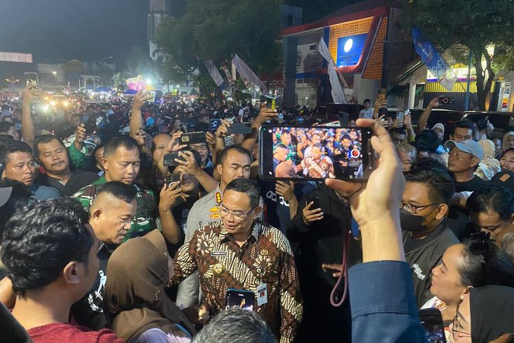 bupati pati, bupati pati sudewo, Sudewo, demo pati, bupati Pati didemo warga, Saat Bupati Pati Sudewo Disoraki “Lengser” di Posko Donasi Pendemo, Janji Batalkan Kenaikan PBB Selama Menjabat, Klarifikasi Isu Slogan, Umrah, dan Sekolah 5 Hari, Bupati Pati Disoraki “Lengser”, Ajak Demo Damai