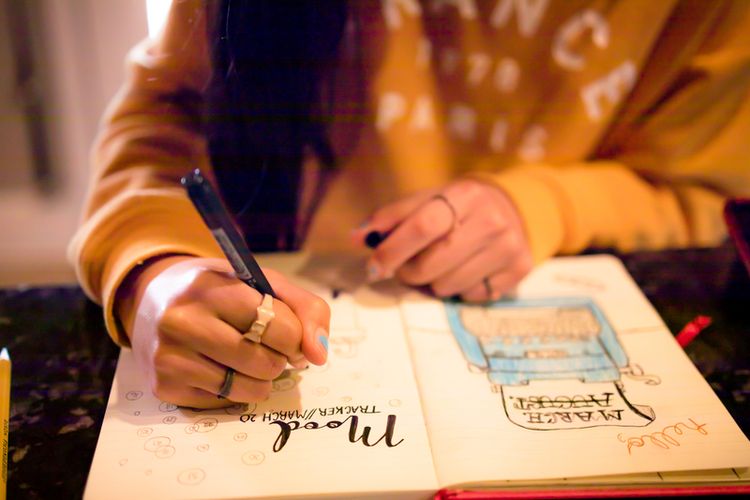 bunuh diri, psikolog, putus asa, mencegah keinginan bunuh diri, keinginan bunuh diri, journaling, journaling adalah, cara journaling, dorongan bunuh diri, mencegah dorongan bunuh diri, menulis diary, contoh kalimat journaling, Cara Journaling Saat Keinginan Bunuh Diri Muncul Menurut Psikolog