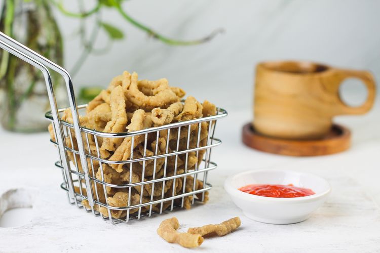 camilan pedas untuk jualan, ide usaha snack pedas, resep camilan kering awet, keripik pedas renyah, 10 Camilan Pedas untuk Jualan, Renyah Tahan Berminggu-minggu, 1. Kerupuk Seblak Kering, 2. Makaroni Goreng Pedas, 3. Keripik Tahu Bulat Pedas, 4. Keripik Singkong Balado, 5. Keripik Kaca Pedas, 6. Keripik Usus Ayam Pedas, 7. Keripik Pangsit Bawang Pedas, 8. Kerupuk Kulit Sapi (Rambak), 9. Basreng Mi Instan, 10. Basreng Ikan Pedas (Bakso Goreng)