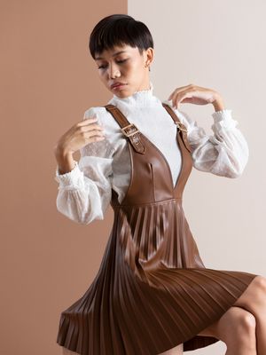 old money, outfit kantor, rekomendasi outfit kantor, outfit kerja wanita, baju kantor wanita, baju kantor, outfit kantor wanita, ootd kantoran, 4 Inspirasi Outfit Kerja Gaya Old Money yang Elegan dan Timeless, 1. Kemeja bordir , 2. Blus organza, 3. Setelan satu warna netral, 4. Outer bermotif 